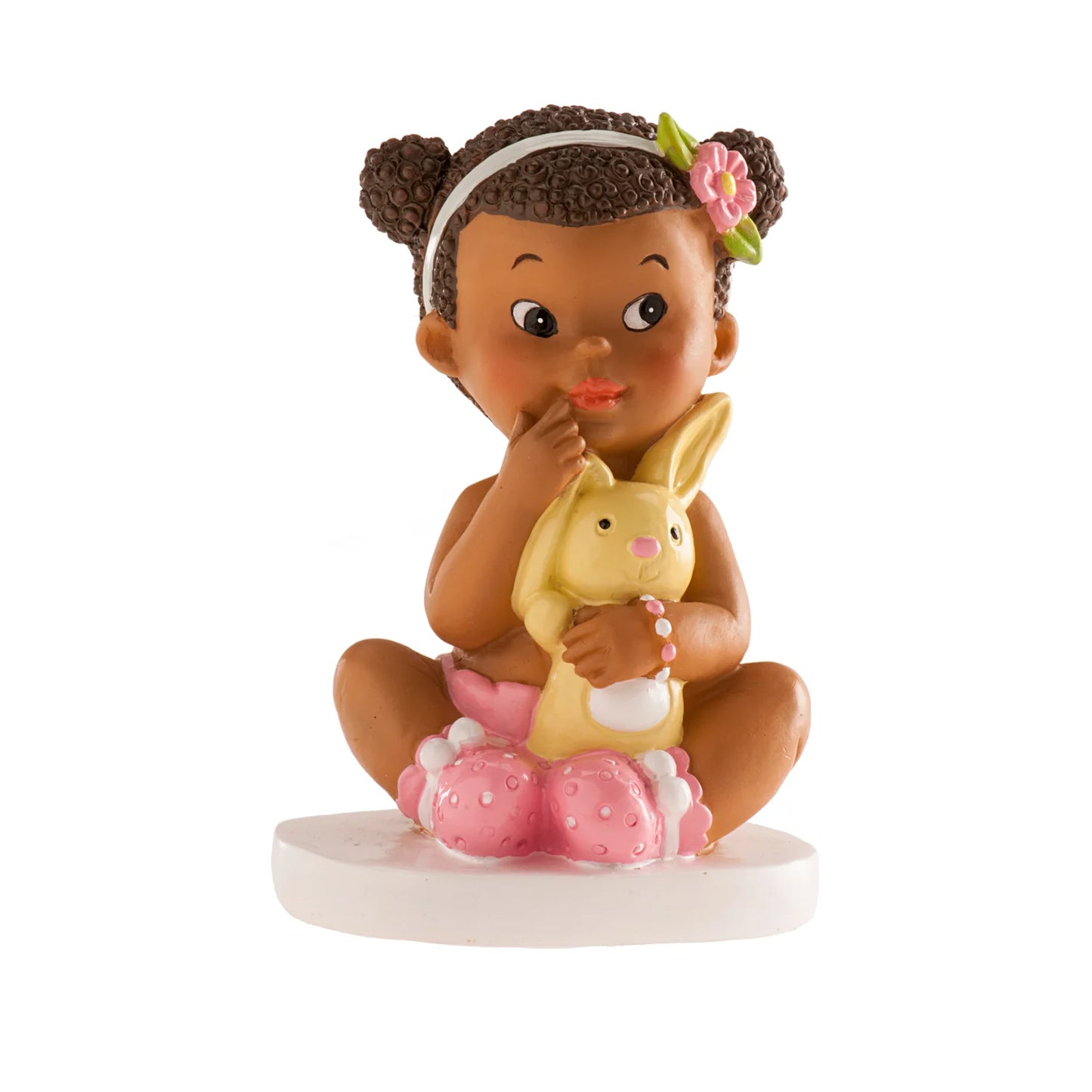 Boneca sentada com coelho