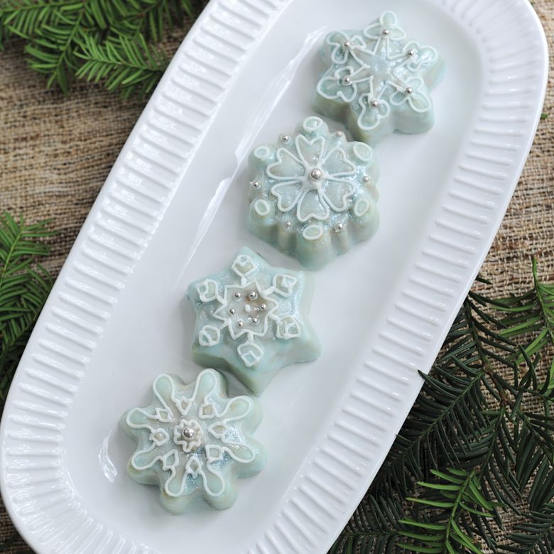 Forma Frozen Snowflake Cakelets Nordic Ware